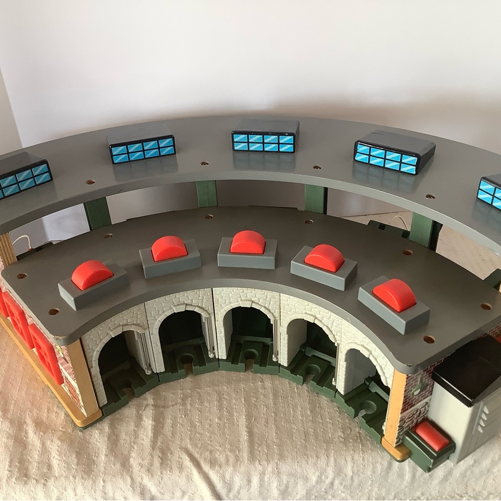 Thomas Tidmouth Engine Shed. Bundle with Trains shown that r in separate listing - Picture 14 of 15